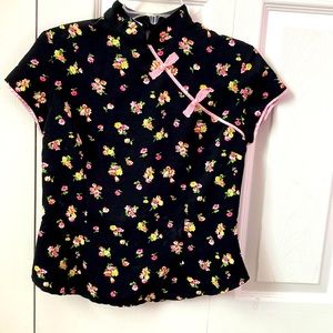 Mandarin floral print top with back zipper and 2 buttons.